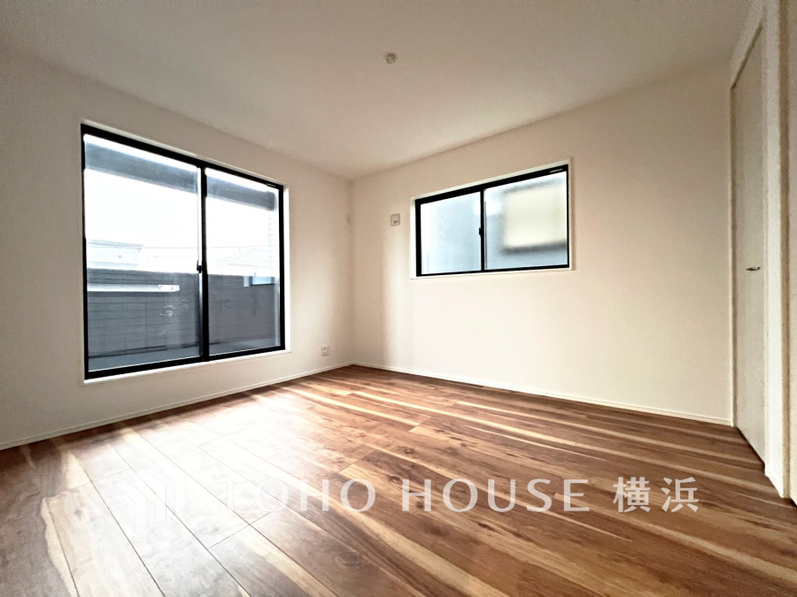 穏やかな風と陽光を導き、プライバシーに配慮された設計プランを採用し、居住性を一段と心地よいものにしています。明るく開放的な空間を演出しております。