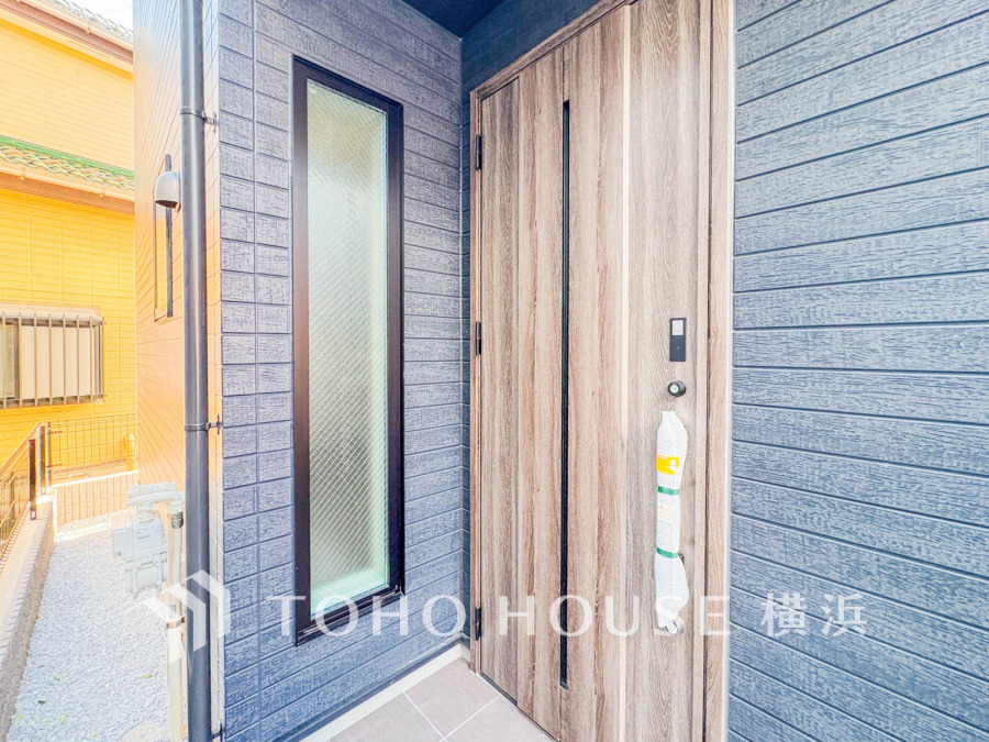 お客様をお迎えする玄関は落ち着いた雰囲気。帰り着くたびに洗練されたテイストの空間に迎えられ誇りと喜びを感じる玄関まわりです。