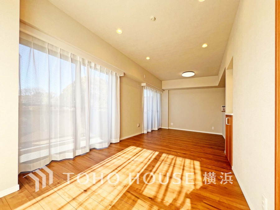 あたたかな光が広がり、デザインされた美しい内装が織り成す家族の集う場所。楽しい会話やさまざまな時が織りなすご家族の時間が丁寧に紡がれていく大切な空間。