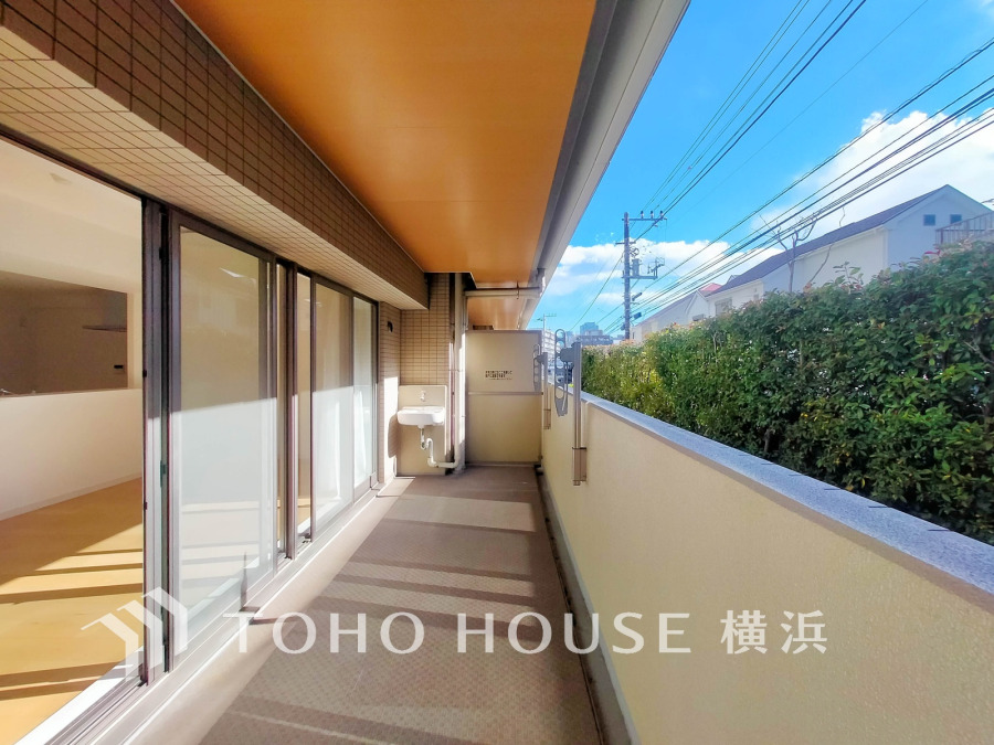 たっぷりの陽光が差し込むバルコニー。健やかな暮らしを守る太陽の恵みを存分に享受できます。爽やかな風と暖かな陽射しが紡ぐハーモニーが日々の暮らしのBGMになることでしょう。