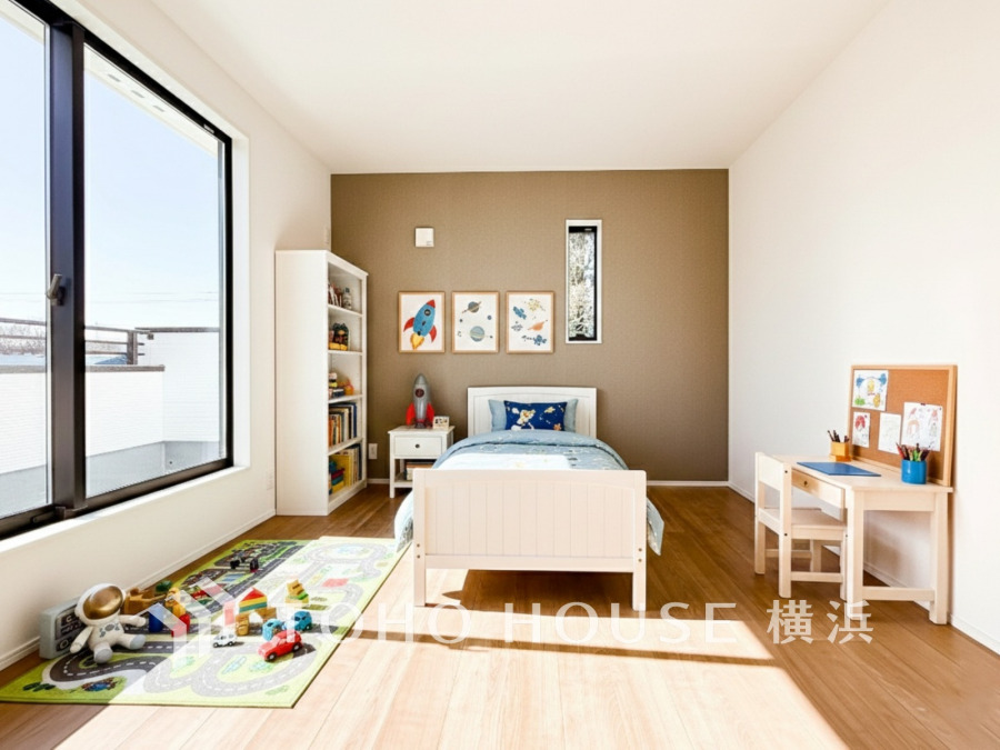 バルコニーに面した明るい洋室。穏やかな陽射しが、ゆったりとした寛ぎの時間を包みます。（家具・装飾品はAI加工です）
