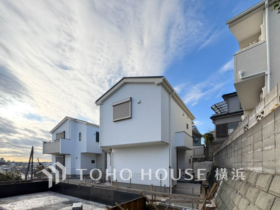 爽やかな青空の下に贅沢なほどに降り注ぐ陽光、豊かな居住性と、クオリティが見事に調和した住空間は、住まうことの喜びを感じさせてくれます。