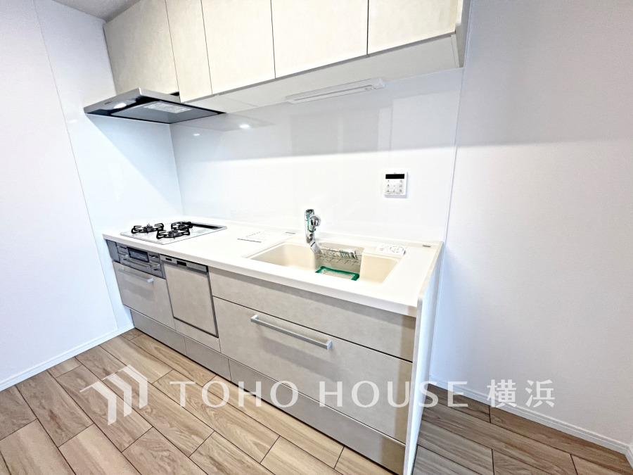 作業に集中しやすい独立型のキッチン。新規交換されたシステムキッチンの清潔感あふれる空間です。
