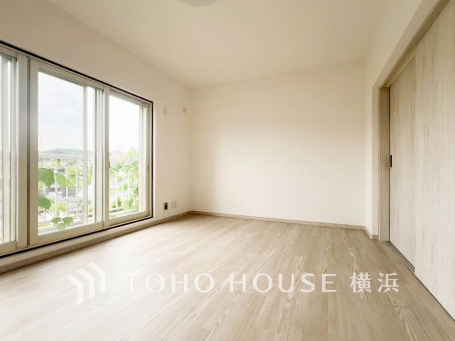 大きな窓からたっぷりと陽光が注がれる明るい空間。家族の成長に対応できる永住仕様の間取り。一日の疲れをいやしてくれる主寝室。時を忘れて過ごす場所として過ごせるお部屋