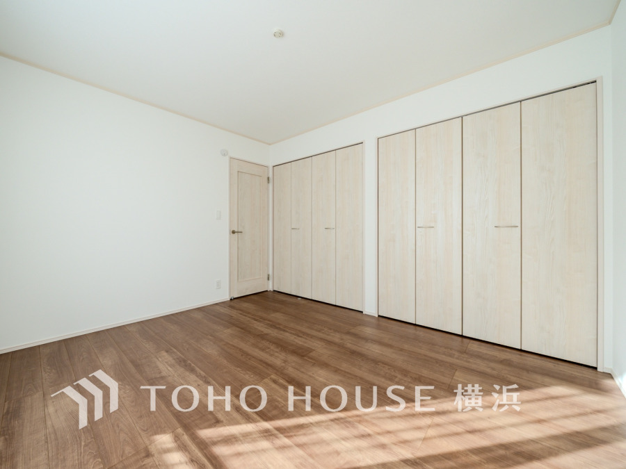 過ぎ行く時間をゆったりと感じることができる落ちついたプライベートルーム。リビングで楽しく過ごした後はゆっくり寛ぎの時間を満喫できます。静かな環境でリラックスタイムを愉しんで。