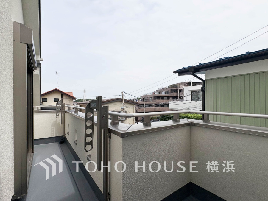 2部屋にまたがる広いバルコニーから、暮らしの中での光と風を演出してくれています。見事なまでの開放的な空間をお楽しみください