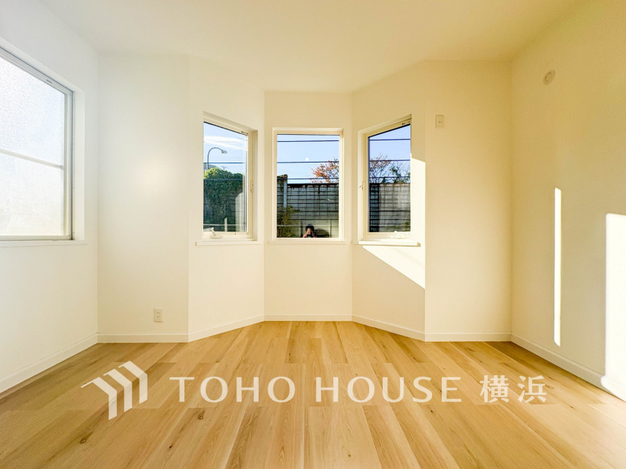 多くの窓からは快適な光を取り入れ、通気性能を上げる事で居心地の良い空間を演出します。多くの時間を過ごす住まいだからこそ、いつも快適な場所であるように心掛けています。