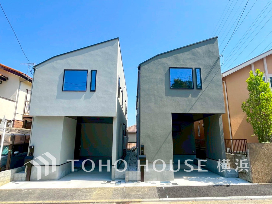 爽やかな青空の下に贅沢なほどに降り注ぐ陽光、豊かな居住性と、クオリティが見事に調和した住空間は、住まうことの喜びを感じさせてくれます。（向かって左手が1号棟です）