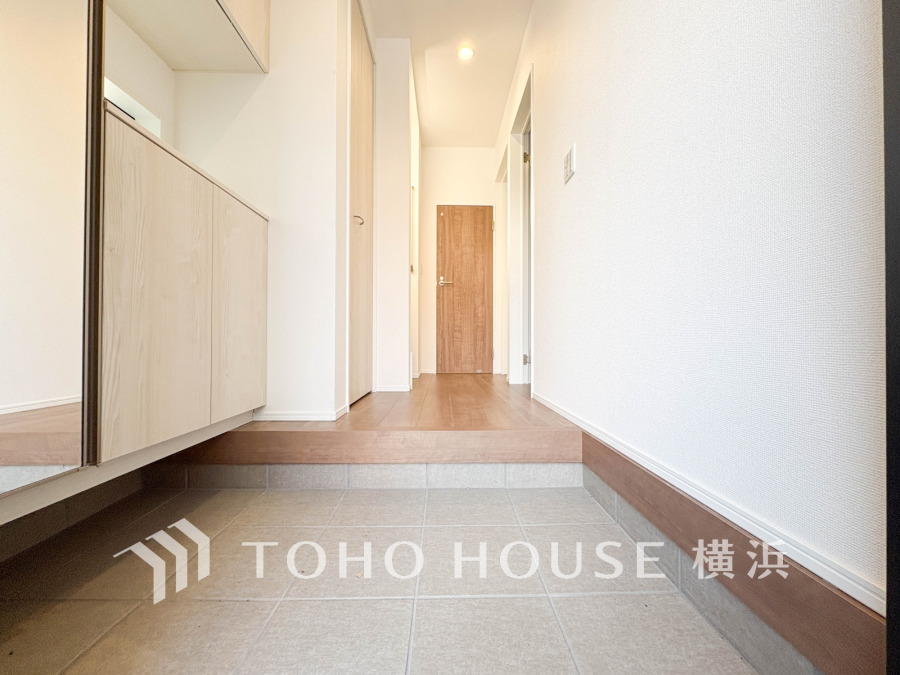 居住者の帰り、訪れる方を優しく迎え、やすらぎに満ちた生活空間を予感させる。健やかな暮らしを楽しめそう。