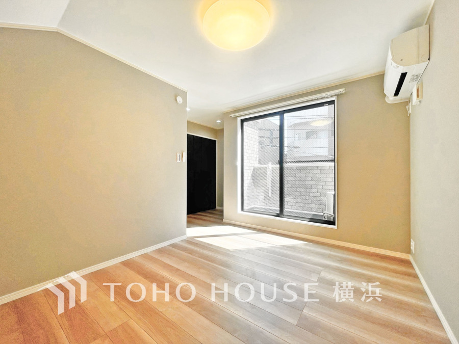 晴天の輝きと共に差し込む暖かな陽射しを愉しむことのできる空間。時には雨音が刻むリズムとハーモニーに耳を澄まし、煌く星空を眺める、そんな日常がここにあります。