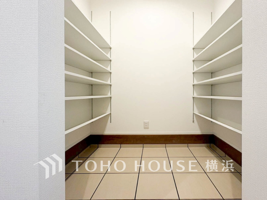 壁面に設置された棚が充実した、整理整頓しやすい広々としたシューズクローゼットです。