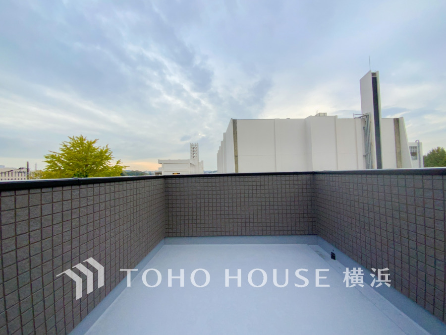 見事なまでの開放的な空間を演出しながら、太陽の笑顔と星々のささやきが舞い込み、爽やかな風を感じられます。