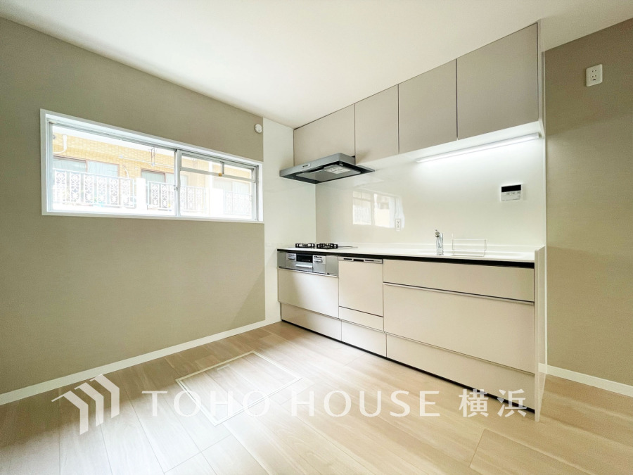 明るい自然光が入るキッチン。ご家族みんなで作業してもゆとりの空間。調理がしやすく余裕の広さ。LDKを見渡せるオープンな空間なので、家事をしながら会話も弾みます。