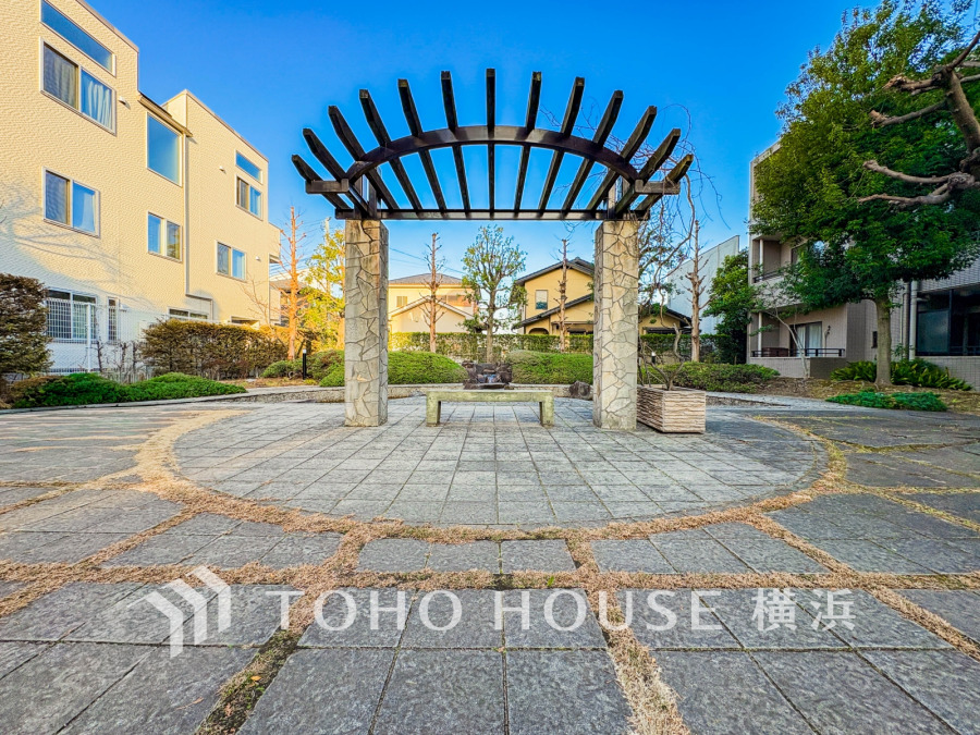 魅力のロケーションに建つ充実のビッグコミュニティ。気品漂う美しい建築と豊かな緑の調和。

