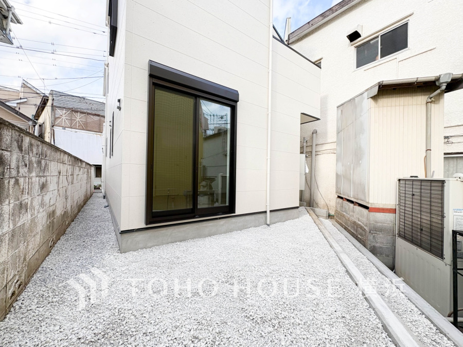 南側のお庭は、ガーデニングスペースとしてもお楽しみ頂けます。暖かな陽射しを浴びて、お好みの草花で彩って、お気に入りの空間になりそうですね。