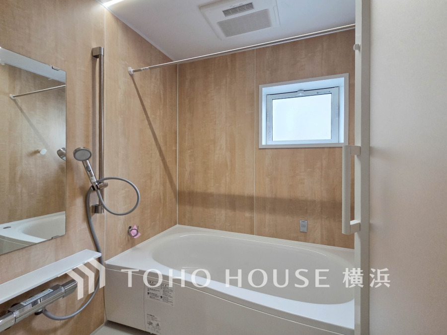 上質が感じられるカラーリングで、清潔な空間美を実現。一日の疲れが癒される優雅なバスタイムを堪能できるゆとりあるバスルームです。