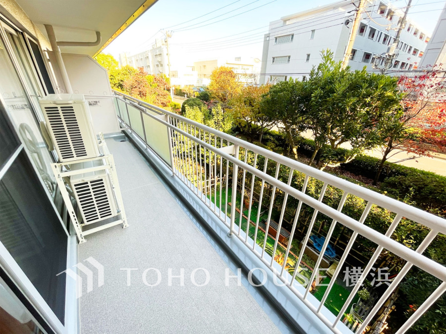 開放感と抜ける風の気持ちよさを感じ、緑ある眺望に癒される落ち着いた住環境
