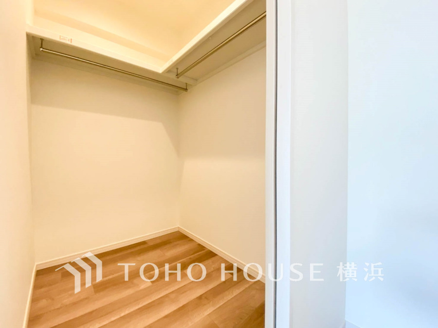 洋服やバッグなどかさばる物を大量に収納できます。タンスなどの収納家具を置かずに済むので、お部屋を丸ごと使えてスッキリ♪