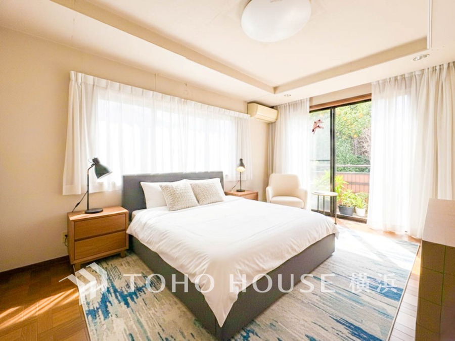 【2026年3月撮影】ゆとりと収納を確保した洋室。（家具・装飾品はAI加工です）