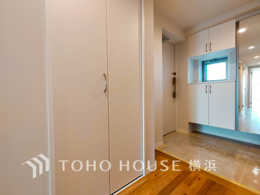 上質感漂う玄関と廊下。居住者の帰り、訪れる方を優しく迎える・安らぎに満ちた生活空間を予感させる。健やかな暮らしを楽しめることでしょう。