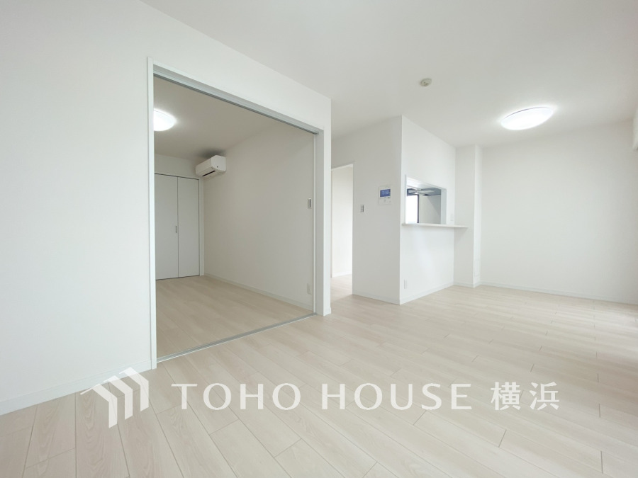 家族と過ごすひと時を溢れる光が優しく包み込むリビングダイニング。家族とともに、心穏やかに過ごすひととき。家族との時間、自分の時間を大切にできる空間がここにあります。
