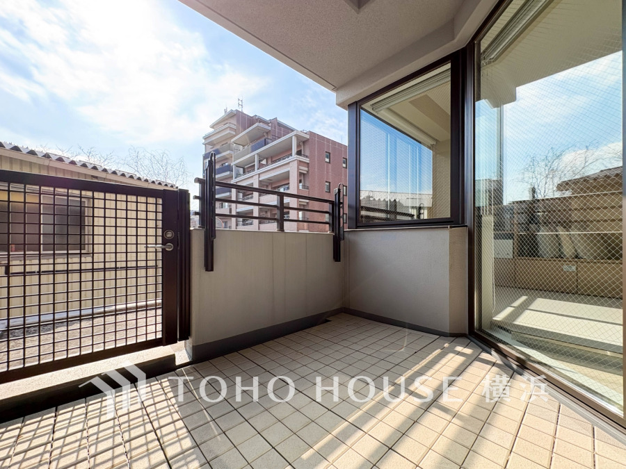 季節感を演出する多彩な樹木と豊かな彩りが重なり、四季折々の変化を楽しめる心地よい場所となることでしょう。時間の経過と共に味わいが出る素敵な空間へ。