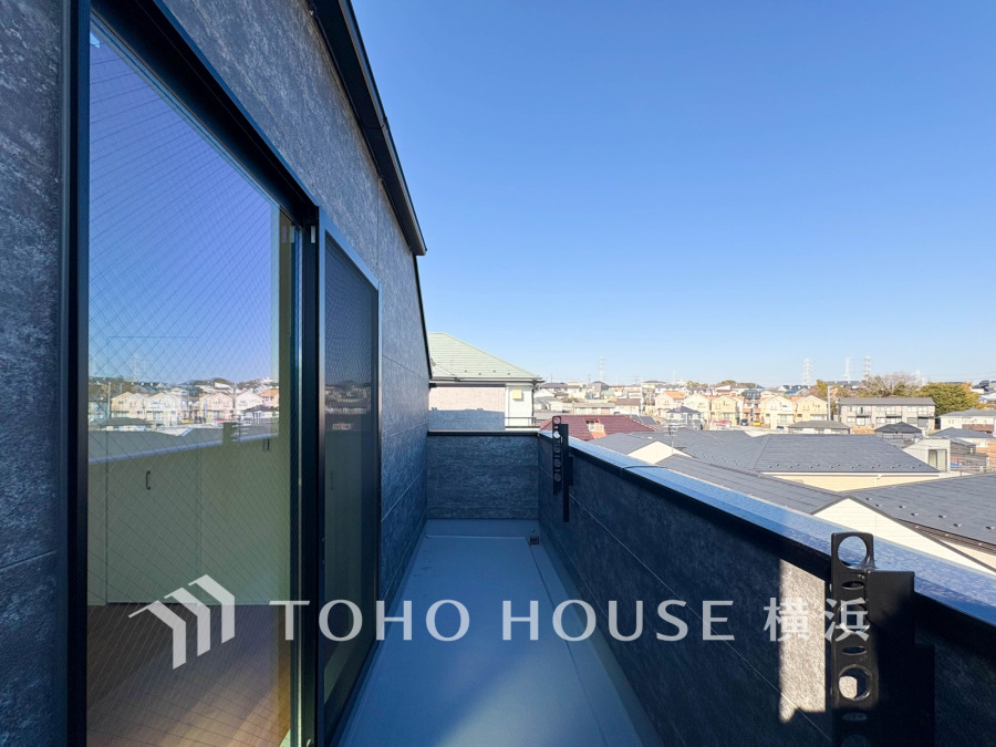 開放感あふれるバルコニー。心地よい風と眺望を楽しめる快適なお住まい。