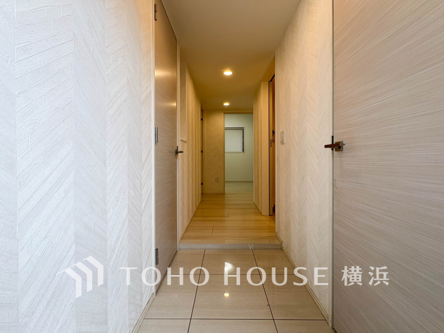 上質感漂う玄関と廊下。居住者の帰り、訪れる方を優しく迎える・安らぎに満ちた生活空間を予感させる。健やかな暮らしを楽しめることでしょう。