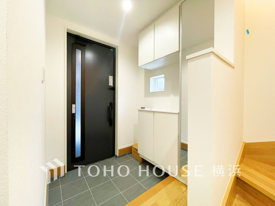 玄関には大型のミラーのついたシューズボックスを設置。
