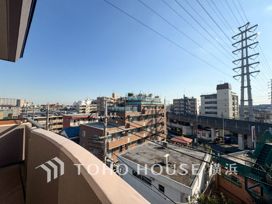 陽射しとともに、少しずつ装いを変える街の景観から、星空が地上に映りこむかのような夜景の煌きまで、この街ならではの美しい風景。