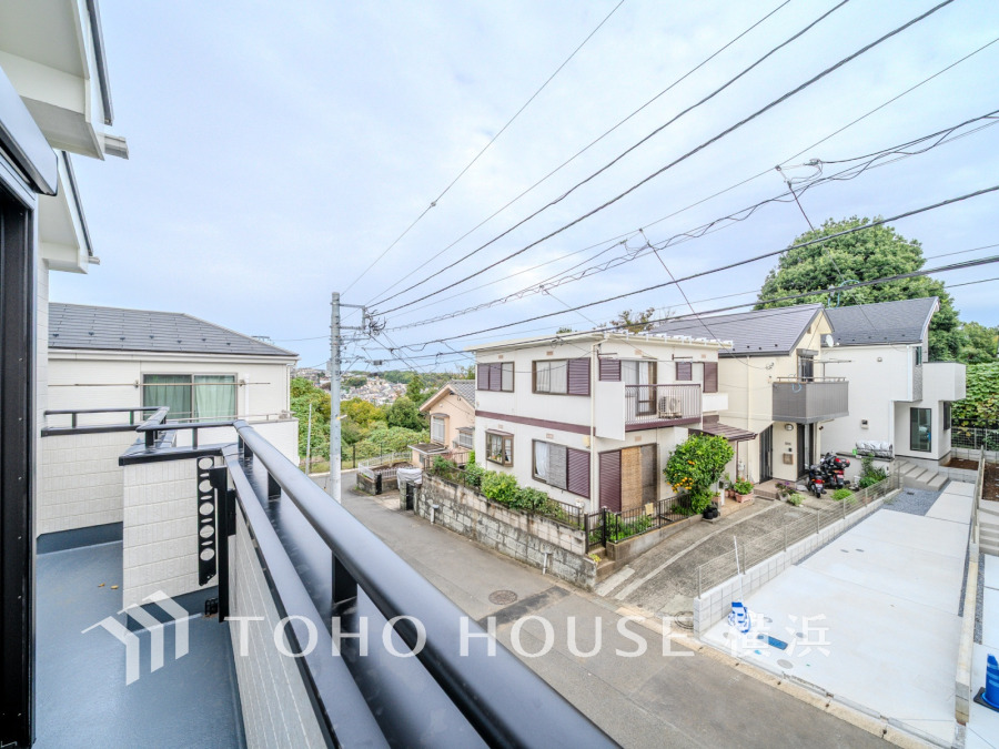 風を感じ青い空から太陽の恵みを感じる温もり溢れる佇まい。住む人を映し出す洗練された佇まいは、いつまでも輝き続けながらいつしか街の風景に溶け込んでいきます。