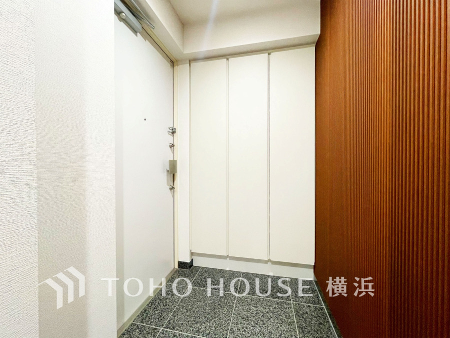 上質感漂う玄関と廊下。居住者の帰り、訪れる方を優しく迎える・安らぎに満ちた生活空間を予感させる。健やかな暮らしを楽しめることでしょう。