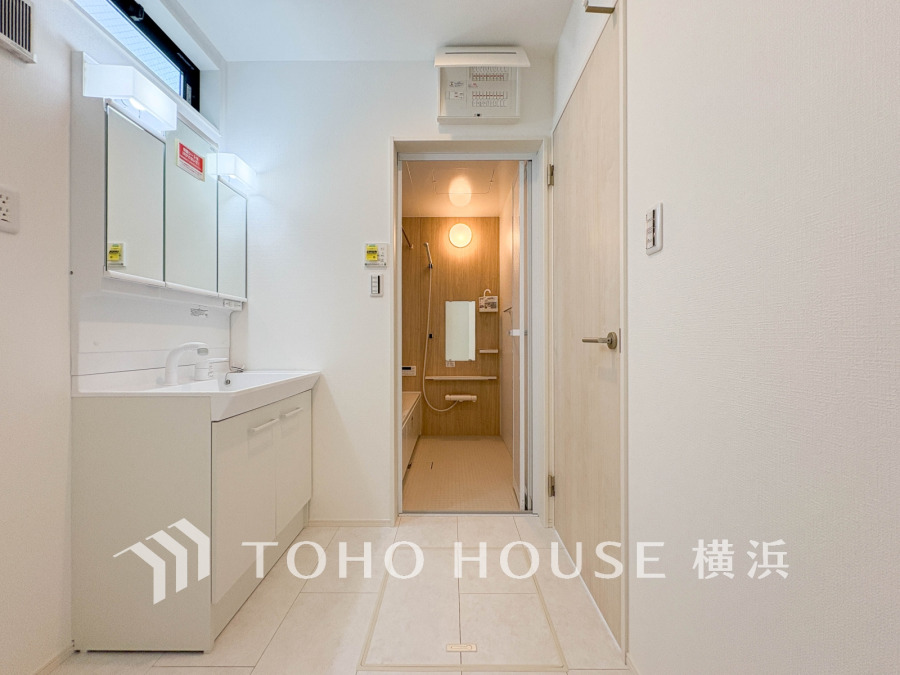 十分な大きさの洗面台は収納もさる事ながら、身だしなみチェックや歯磨きなど、朝の慌ただしい時間でもホテルライクなスペースで余裕とゆとりを感じて頂けます。