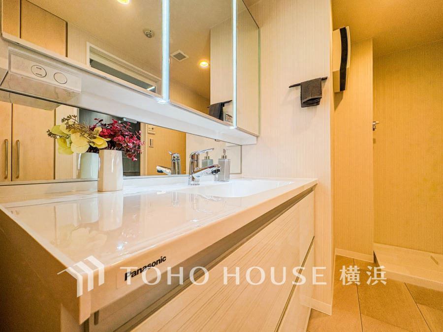 清潔感のあるプライベート空間は、身だしなみチェックや肌のお手入れに最適です。収納もあり、スッキリと見映えの良い空間に拵えました。時間に余裕とゆとりを持たせます。