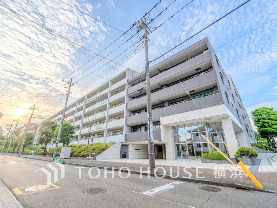 街に溶け合う美しい景観を生み出しているにも関わらず、採光や風通しを考えて設計された間取り。外観だけでなく、そこに住まうご家族の心地よさが最優先されますように。 