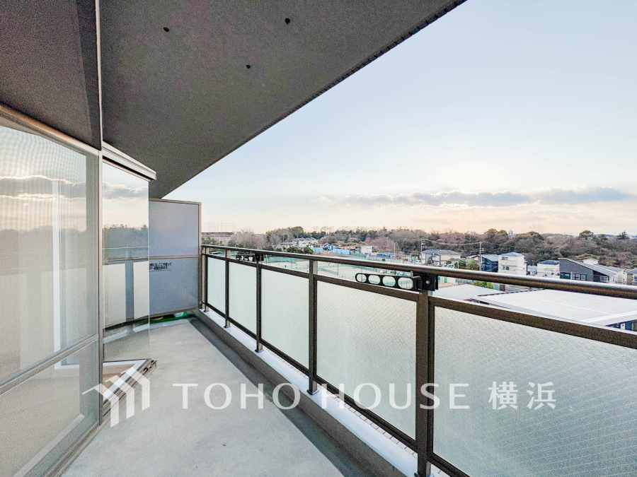 開放感あふれる広々バルコニーで、穏やかな眺望と心地よい風を楽しめます。