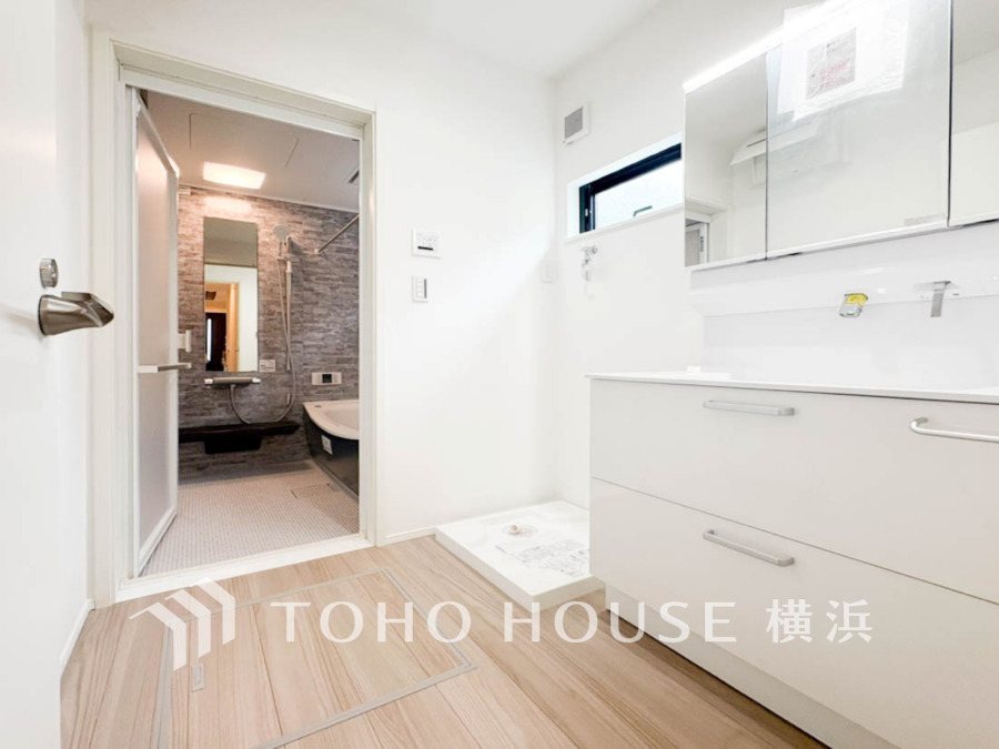 清潔感あふれる洗面室と、くつろぎのバスルームが一体となった快適な水回り空間です。