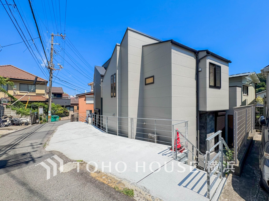 穏やかな風と陽光を導き、プライバシーに配慮された設計プランを採用し、居住性を一段と心地よいものにしています。周辺環境とのコラボレーションにより明るく開放的な空間を演出。（2026年8月撮影）
