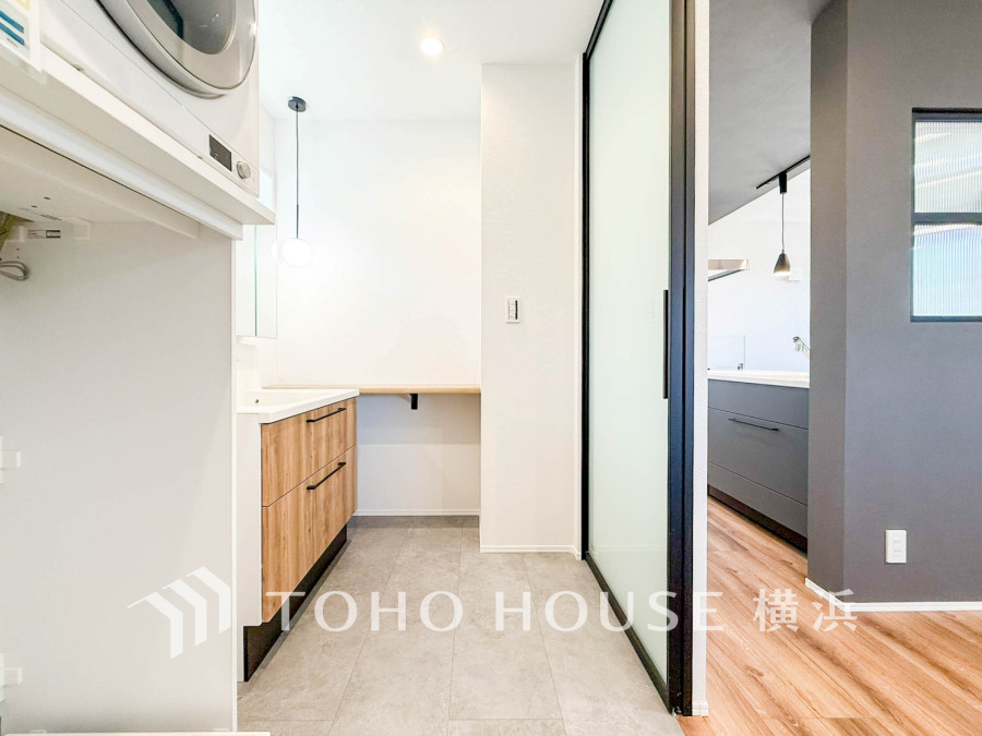 十分な大きさの洗面台は収納もさる事ながら、身だしなみチェックや歯磨きなど、朝の慌ただしい時間でもホテルライクなスペースで余裕とゆとりを感じて頂けます