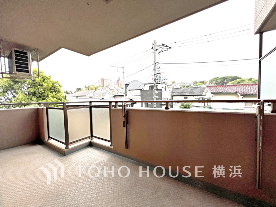 バルコニーは開放的な空間を演出しながら、プライベート性も確保された空間です。
