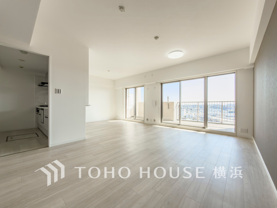 明るく開放的な空間が広がるLDK。室内には豊かな陽光が注ぎ込み、爽やかな住空間を演出。
