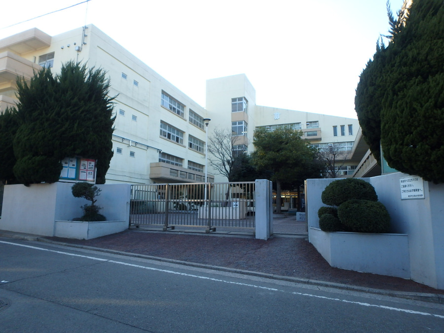 横浜市立西谷中学校　約750ｍ