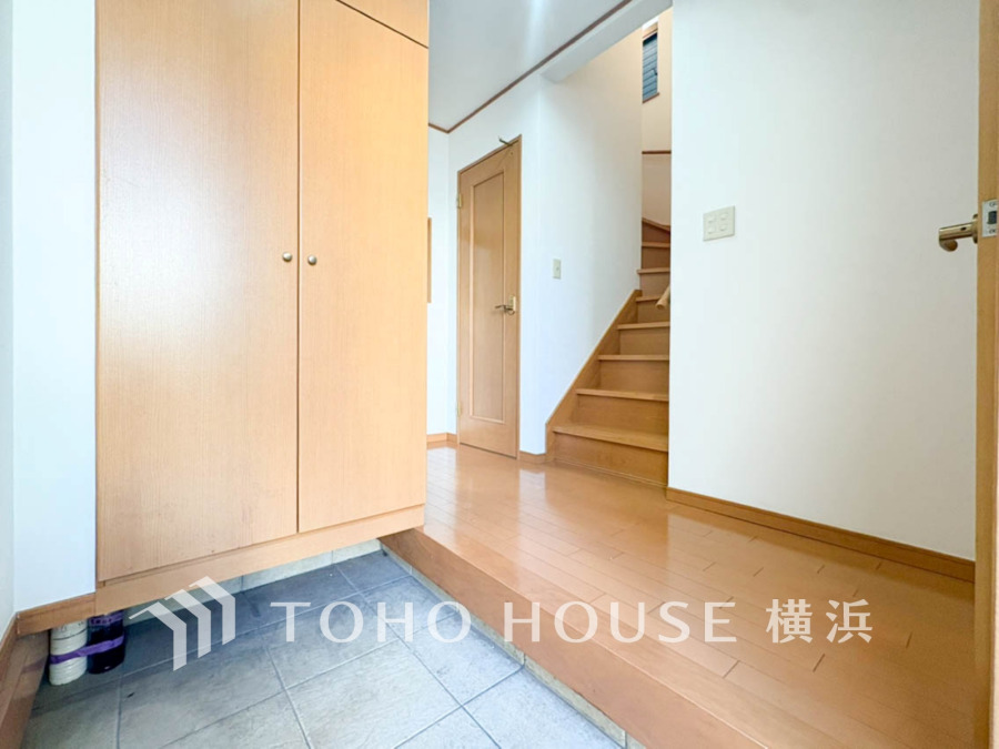 お客様をお迎えする玄関は落ち着いた雰囲気。帰り着くたびに洗練されたテイストの空間に迎えられ誇りと喜びを感じる玄関まわりです。