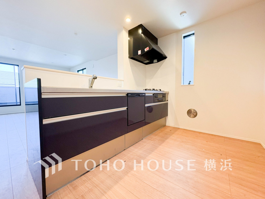 機能性とデザイン性を兼ね備えたシステムキッチン。リビングとの一体感も考慮され、美しい空間が実現。
