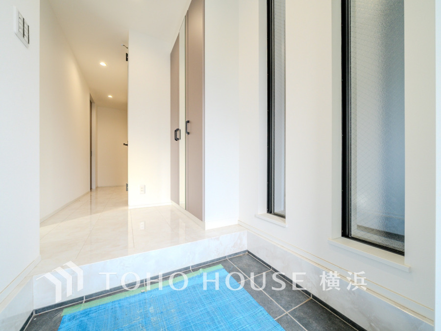 上質感漂う玄関と廊下。居住者の帰り、訪れる方を優しく迎える・安らぎに満ちた生活空間を予感させる。健やかな暮らしを楽しめることでしょう。