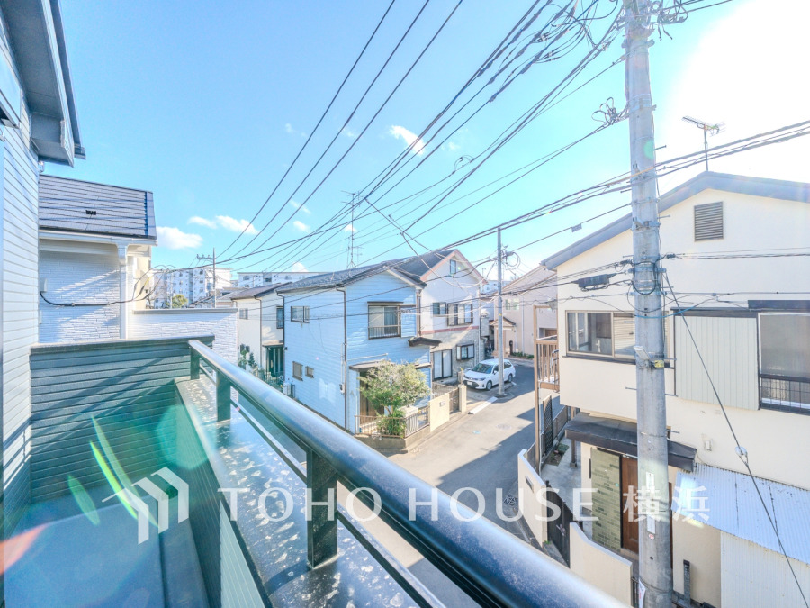 気持ち良い青空を見渡すバルコニー。穏やかな住環境で快適な暮らしを実現します。