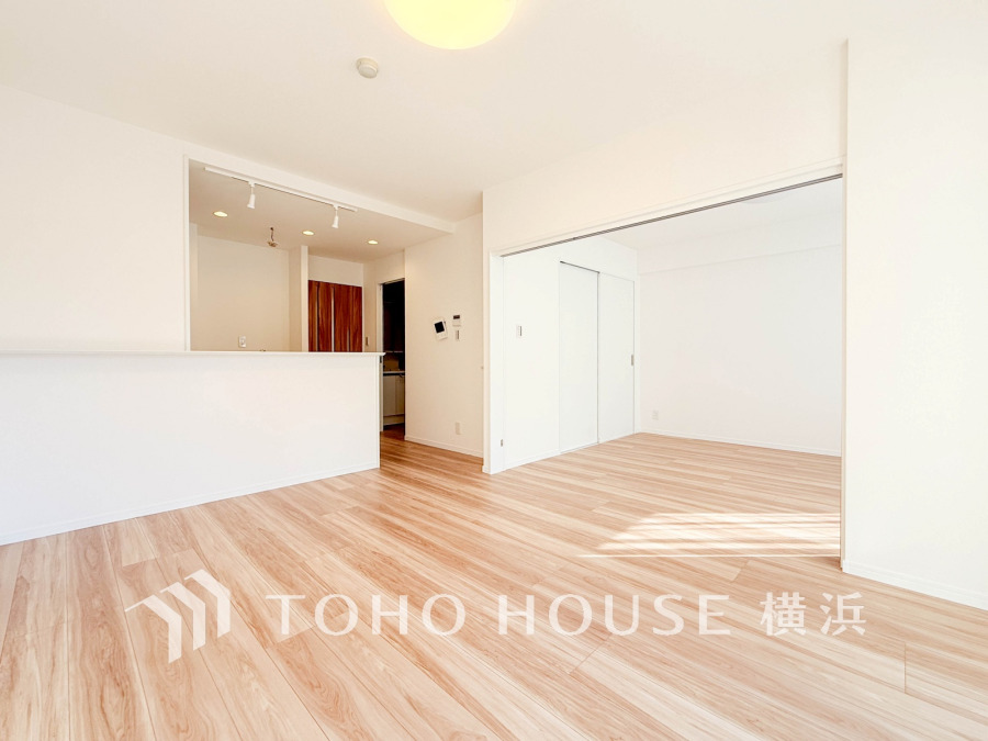 リビングに隣接した洋室の引き戸を開け放して空間を共有しながら開放的に使うこともできます。
