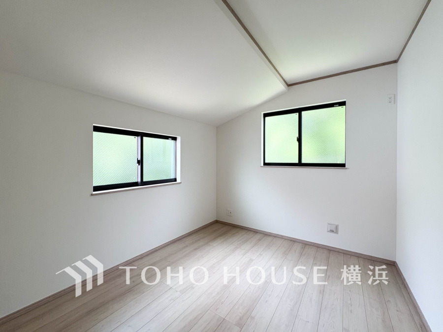 大きな窓からたっぷりと陽光が注がれる明るい空間。家族の成長に対応できる永住仕様の間取り。一日の疲れをいやしてくれる主寝室。時を忘れて過ごす場所として過ごせるお部屋。