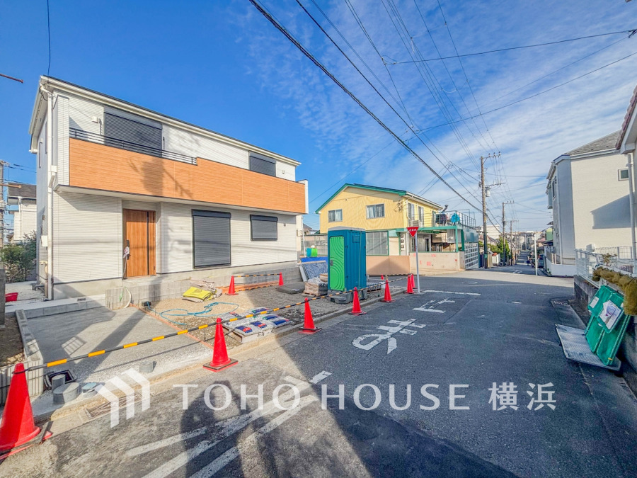 【2025年12月撮影】穏やかな風と陽光を導き、プライバシーに配慮された設計プランを採用し、居住性を一段と心地よいものにしています。周辺環境とのコラボレーションにより明るく開放的な空間を演出。