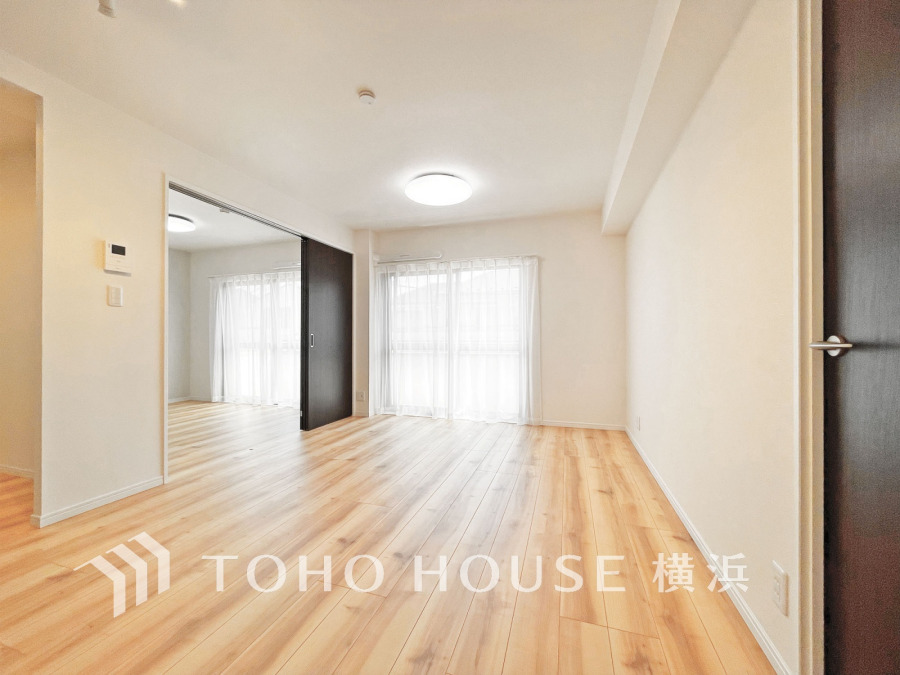 柔らかな光が広がり、デザインされた美しい内装が織り成す家族の集う場所。楽しい会話やさまざまな時が織りなすご家族の時間が丁寧に紡がれていく大切な空間。